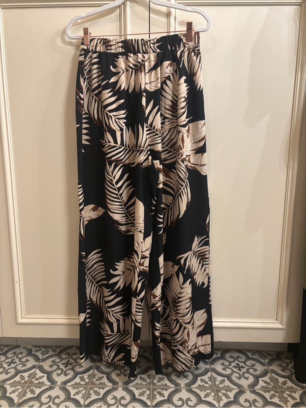 Women’s Black Wide-Leg Tropical Print Pants - Neutral Leaf Pattern - Picture 3 of 4